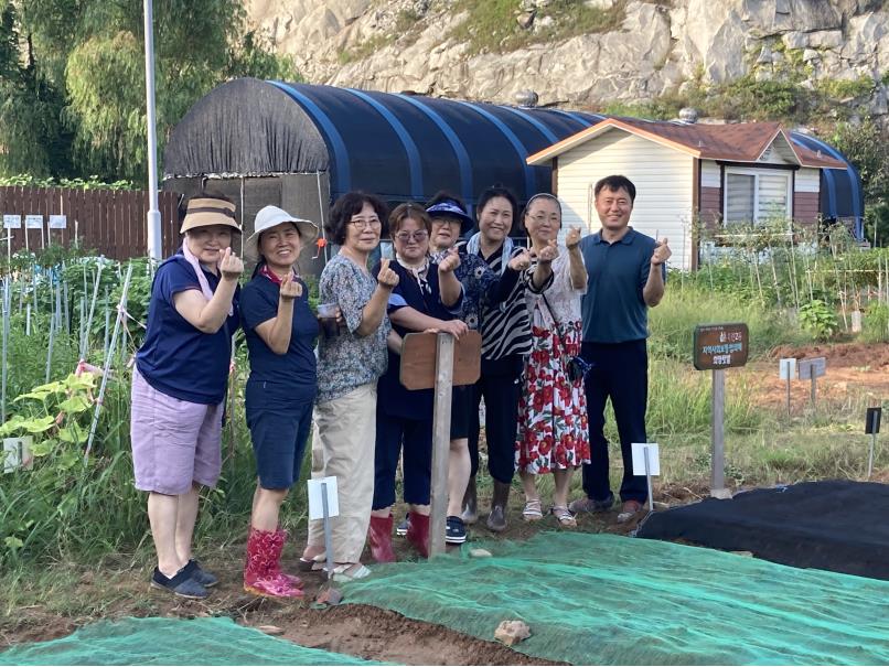 연수구 옥련2동 지역사회보장협의체는 가을을 맞아 송도석산의 희망텃밭 재정비와 함께 새로운 나눔을 위한 작물들을 가꾸는 하반기 사업을 시작했다